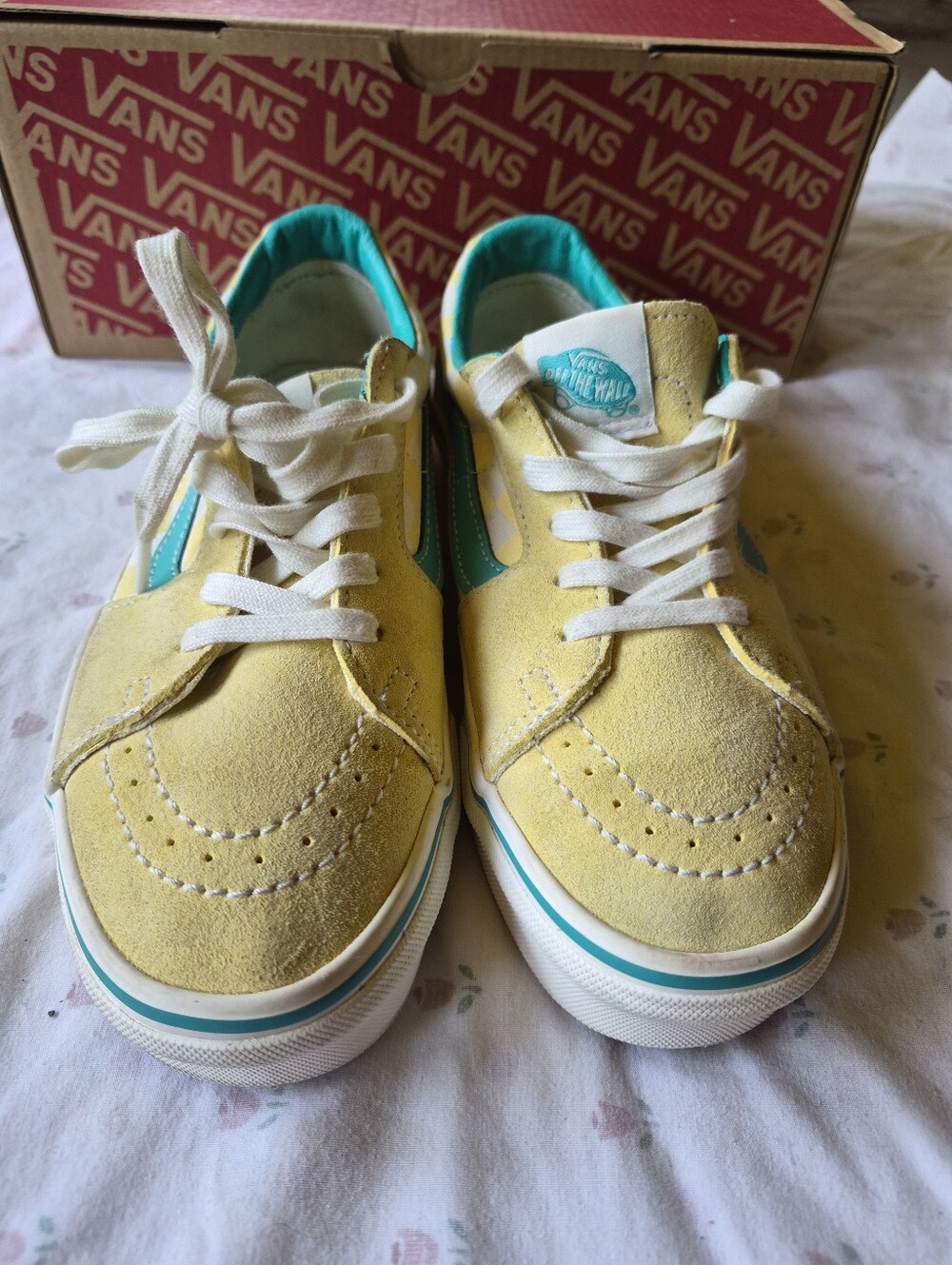 VANS. WOMENS SZ 7 MENS 5.5